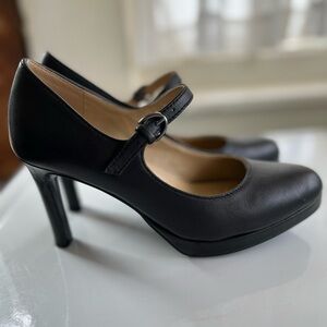 Size 5 Naturalizer Bandele Black Smooth excellent like new platform with 3” heel